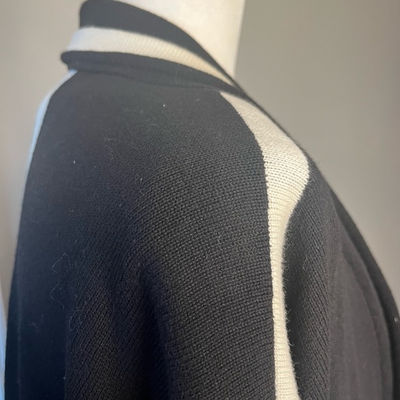 NWOT Chico’s Cape in Black and Cream! - Picture 2 of 9